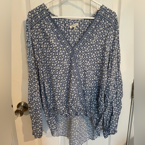 Tops - Cute blue floral top🩵